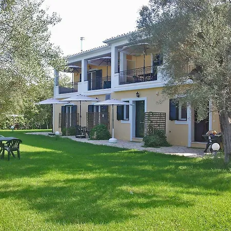 Daire Studios Niki B. *